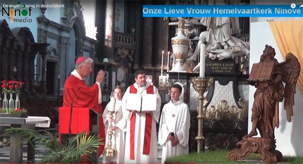 De zegening van de evangeliehouder door Monseigneur Van Looy